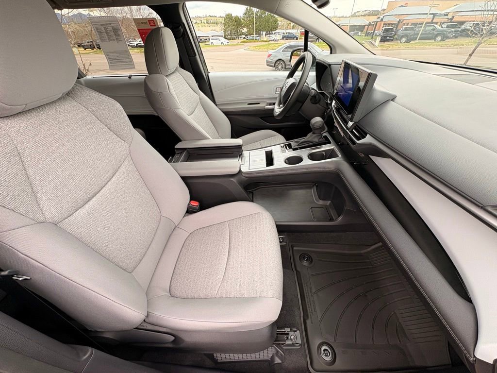 Used 2026 Toyota Sienna LE AWD/4WD image 29