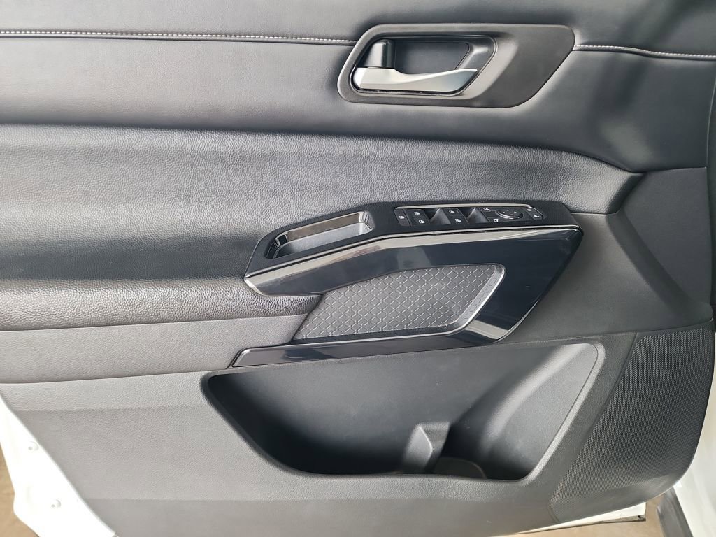 Used 2022 Nissan Pathfinder SV FWD image 13