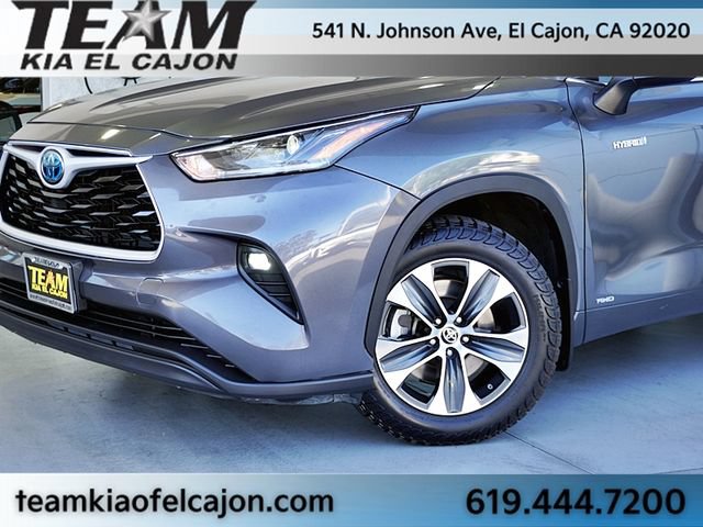 Used 2021 Toyota Highlander XLE AWD/4WD image 3
