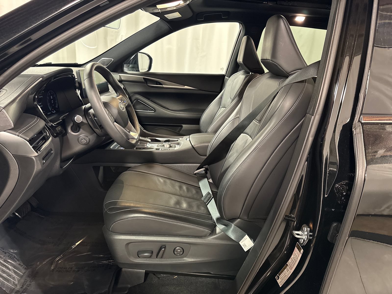 Certified 2025 INFINITI QX60 Luxe w/ Black Edition AWD/4WD image 3