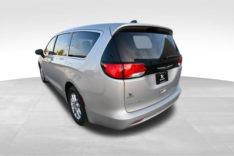 Used 2024 Chrysler Voyager LX FWD image 4
