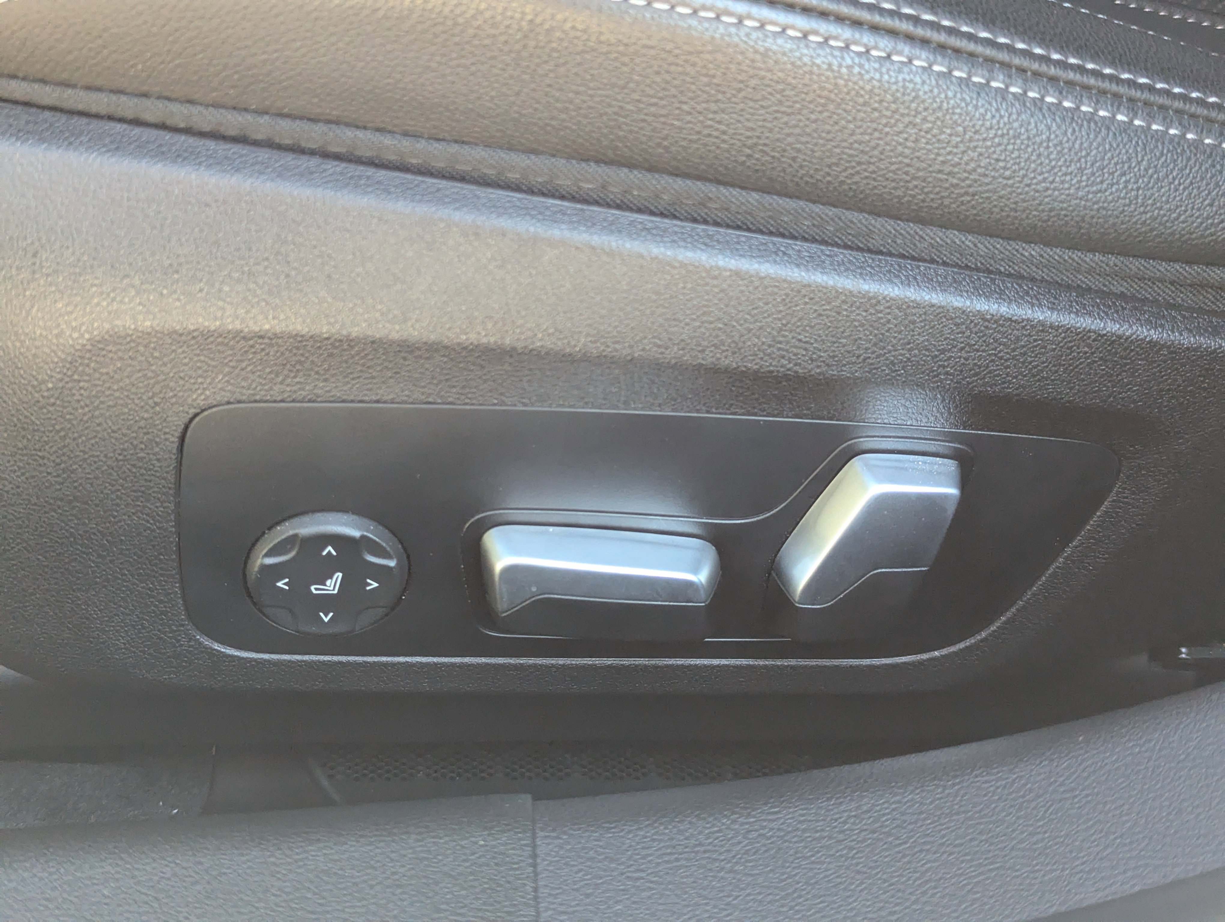 Used 2023 BMW 330i 330i w/ Driving Assistance Package image 24