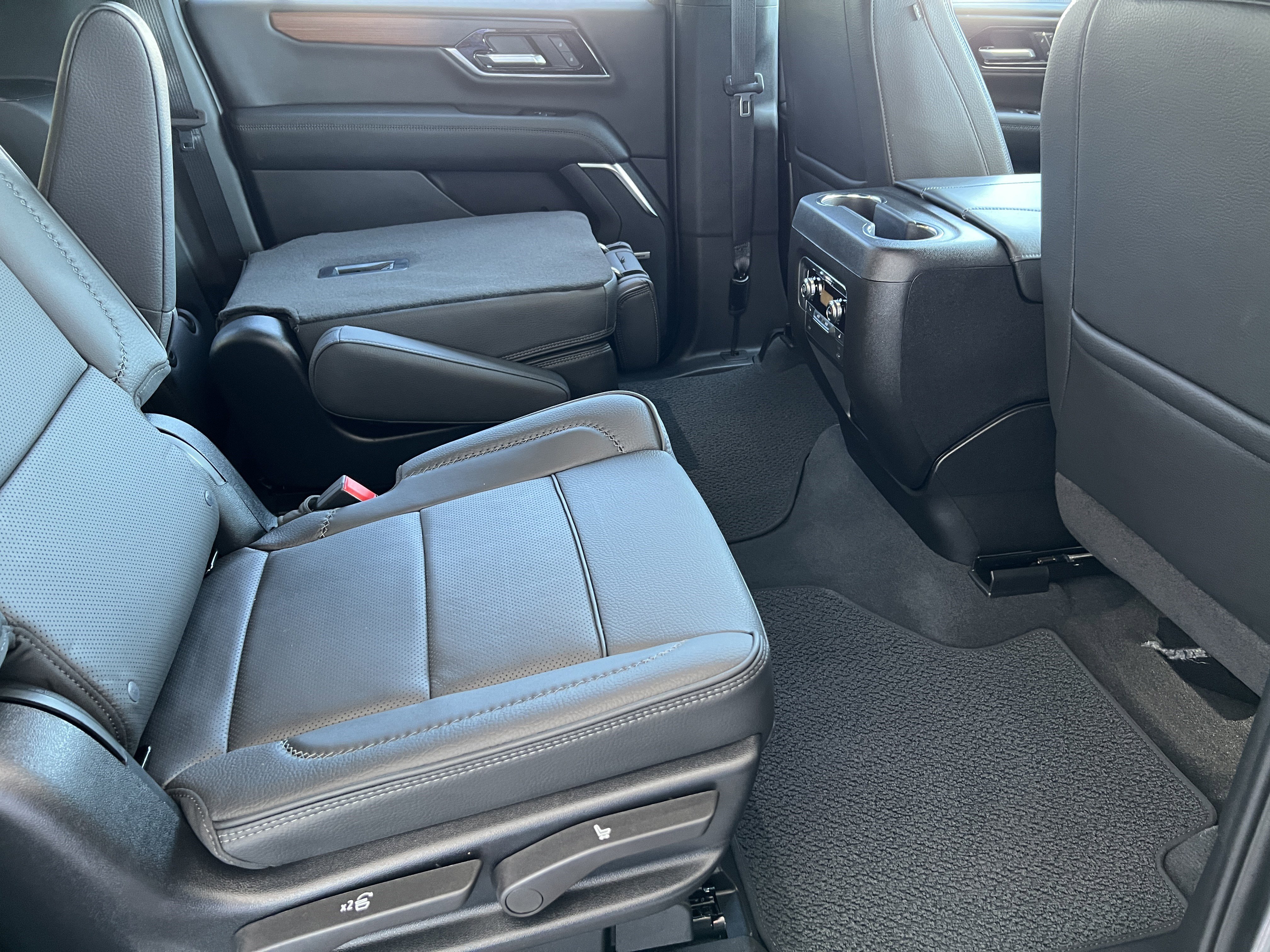 Used 2025 GMC Yukon XL Denali image 28