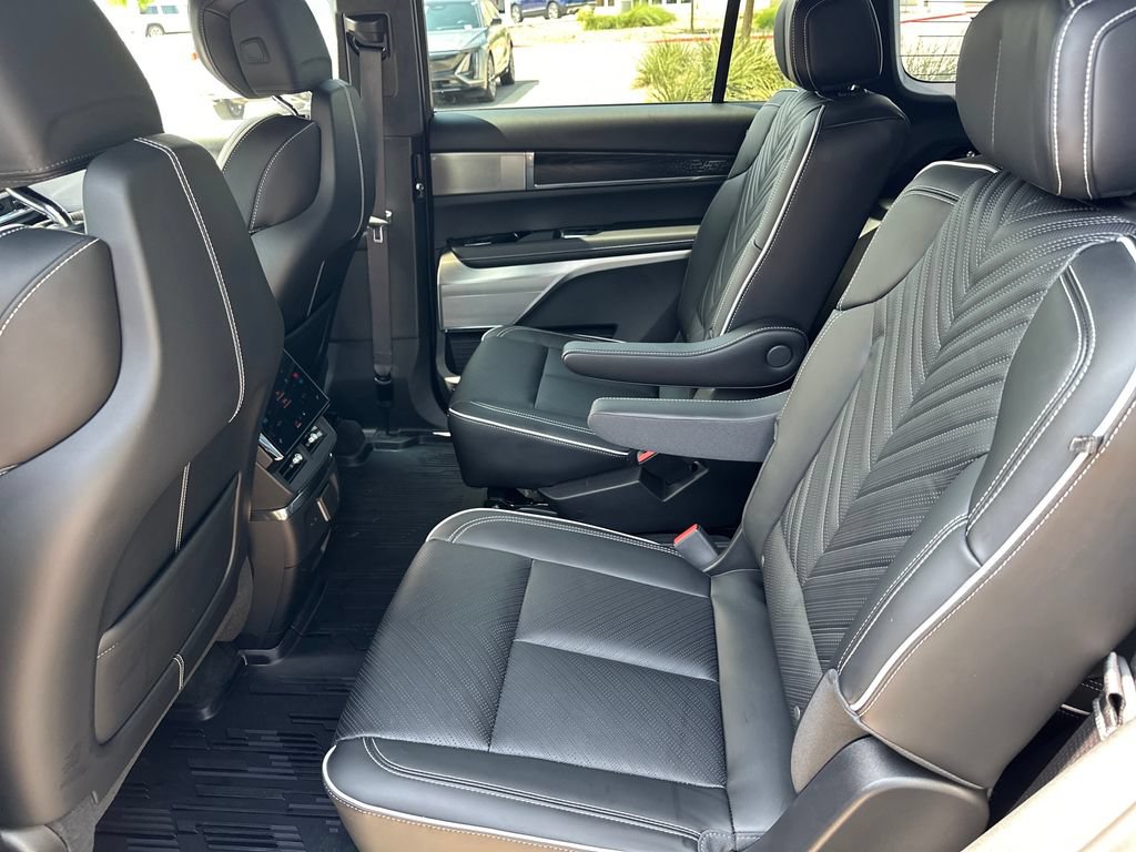 Used 2026 Cadillac Vistiq Platinum w/ LPO, Floor Liner Package AWD/4WD image 34