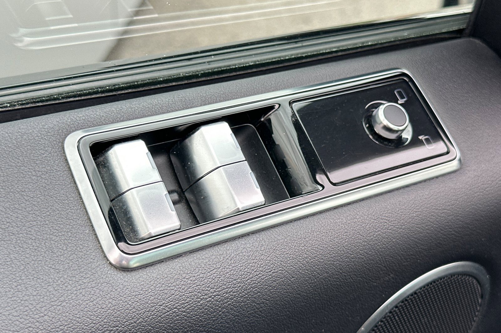 Used 2018 Land Rover Range Rover Sport SE image 11