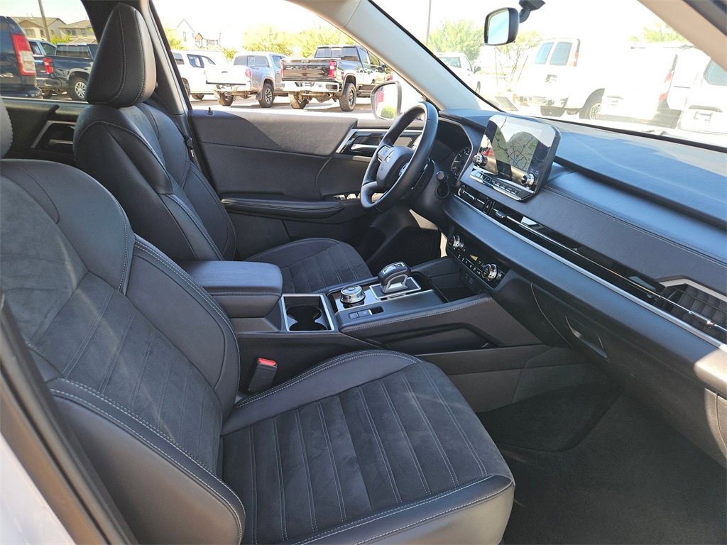 Used 2024 Mitsubishi Outlander SE Black Edition image 28