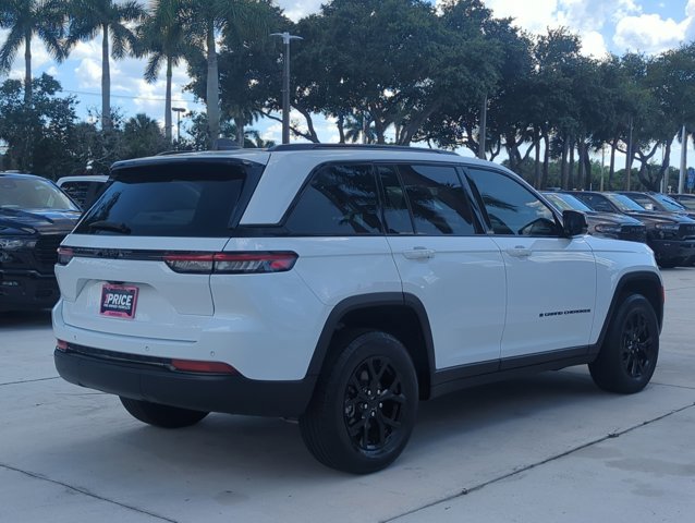 Used 2024 Jeep Grand Cherokee Altitude RWD image 5