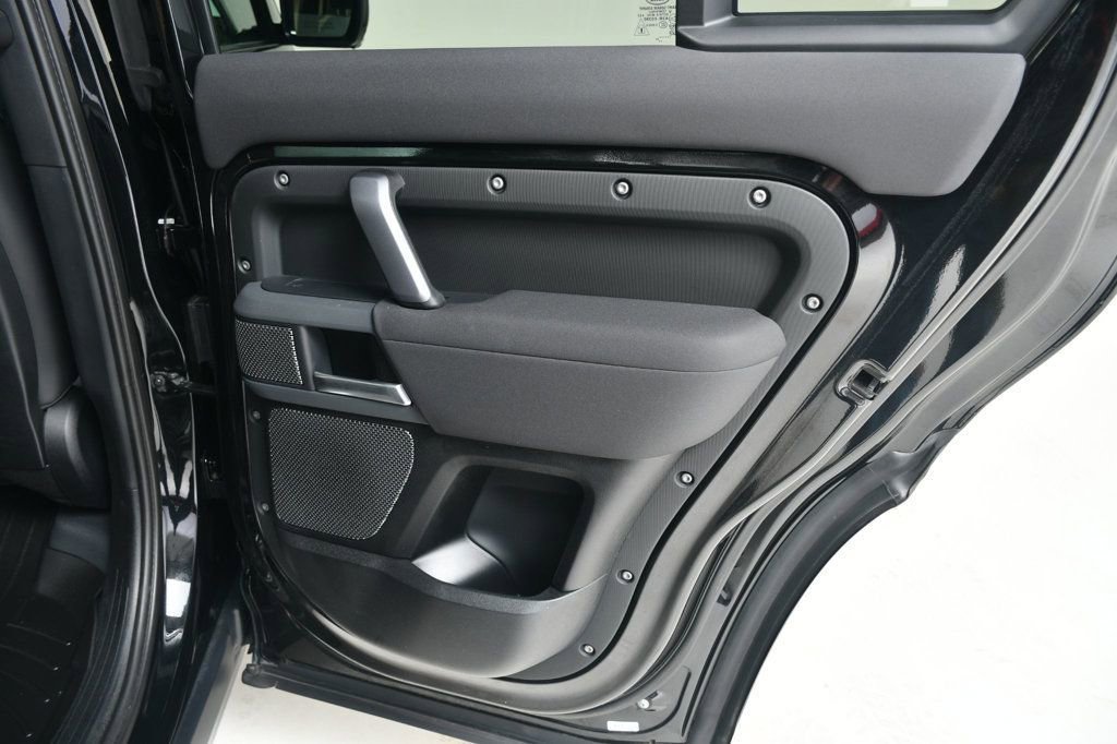 Used 2023 Land Rover Defender 110 X-Dynamic SE image 25
