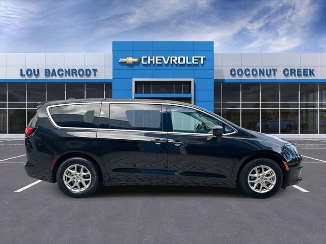 Used 2023 Chrysler Voyager LX FWD image 9