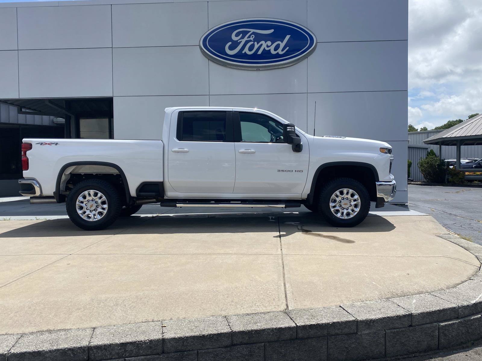 Used 2025 Chevrolet Silverado 3500 LT w/ Safety Package AWD/4WD image 3