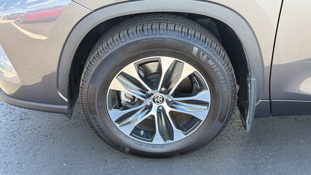 Used 2022 Toyota Highlander XLE AWD/4WD image 9