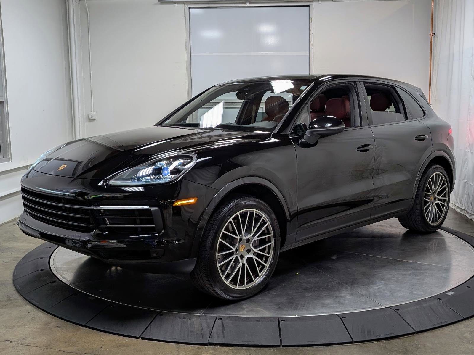 Used 2023 Porsche Cayenne Platinum Edition image 4