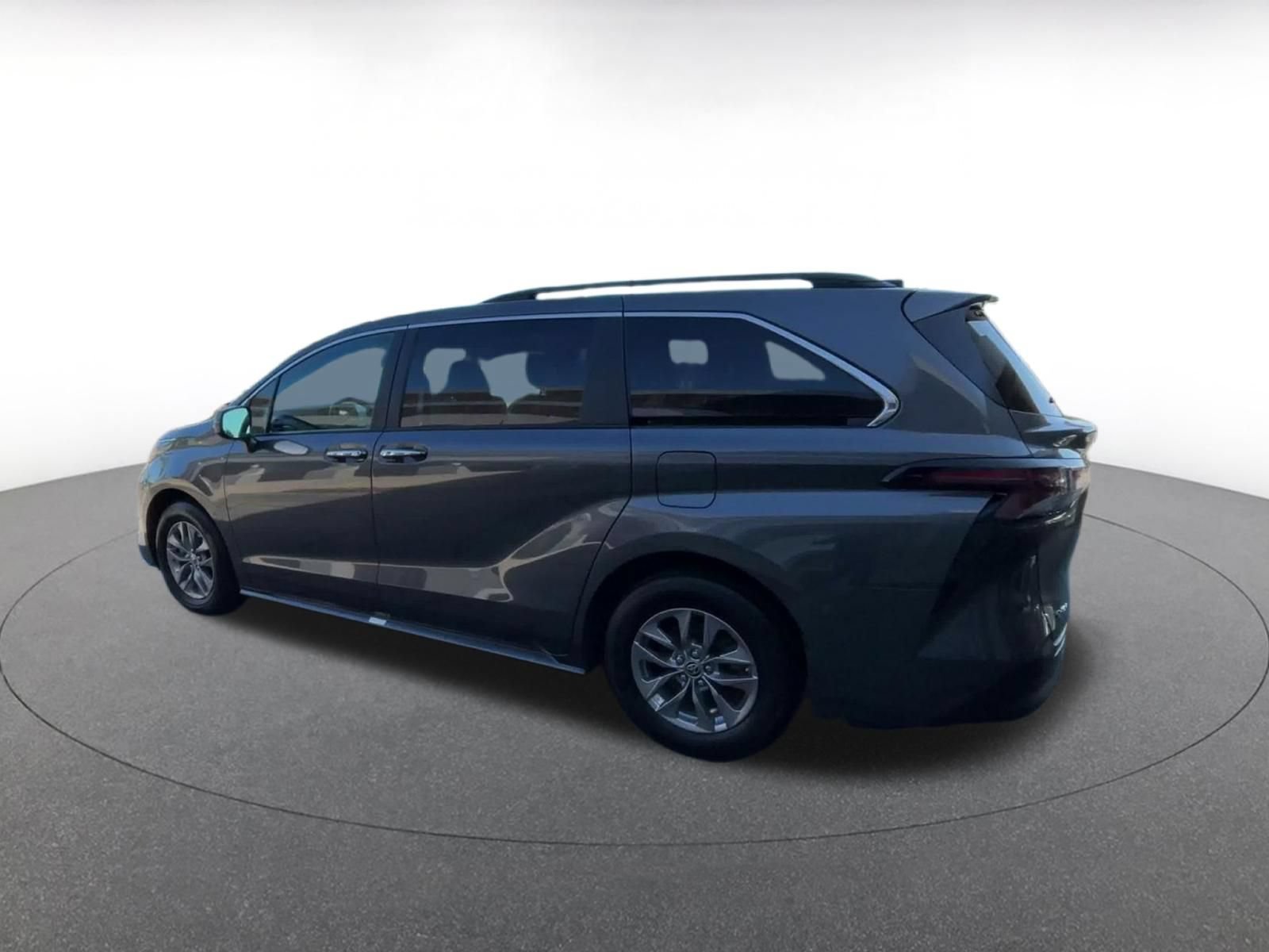 Used 2025 Toyota Sienna XLE FWD image 10