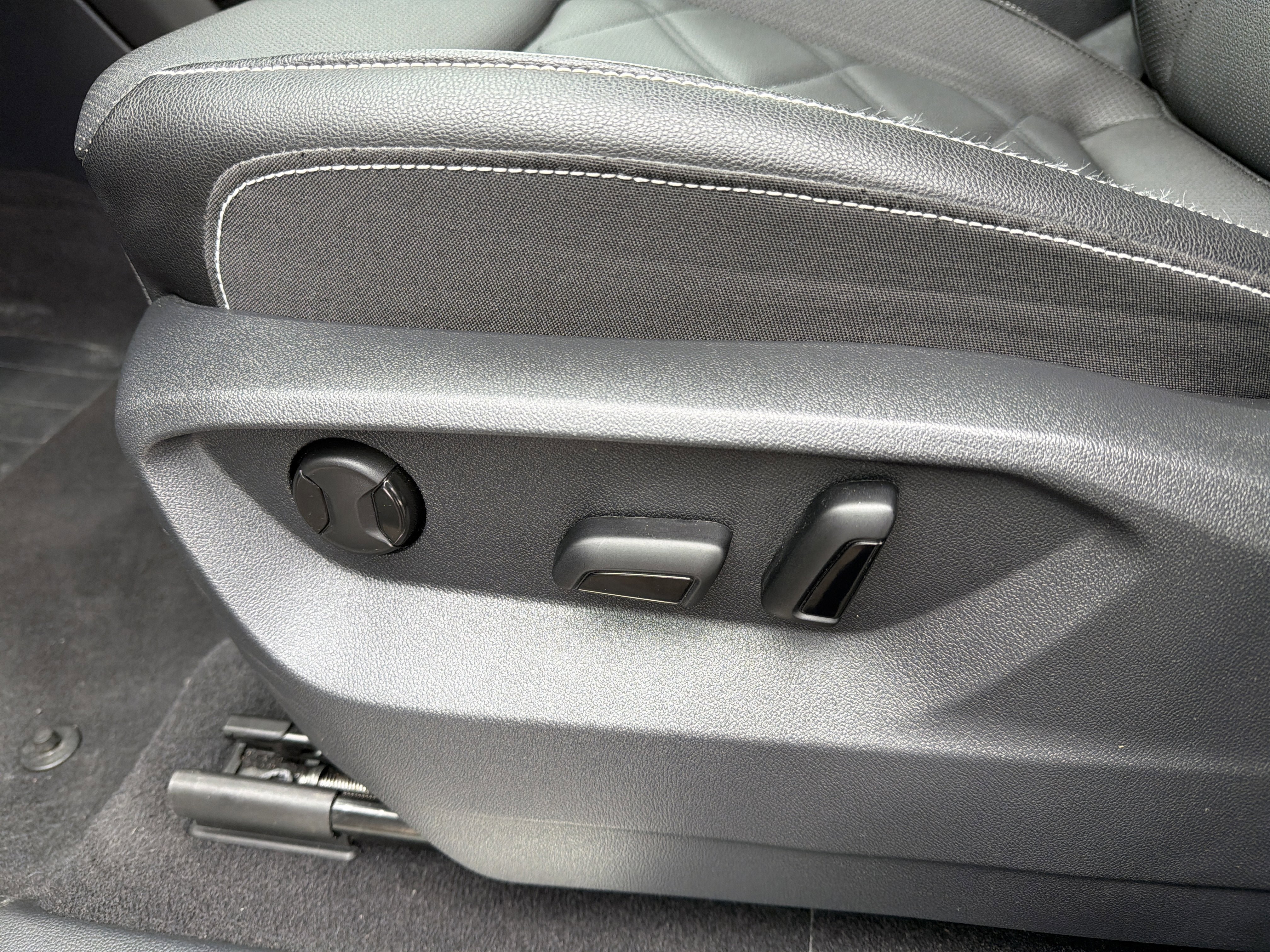 Used 2025 Volkswagen Atlas SE w/ Panoramic Sunroof Package image 9