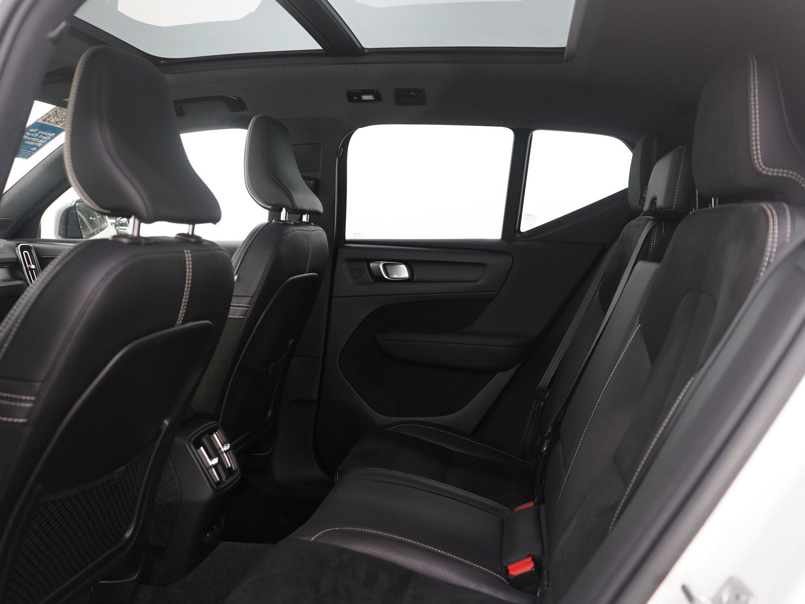 Used 2021 Volvo XC40 P8 Recharge w/ Advanced Package image 19