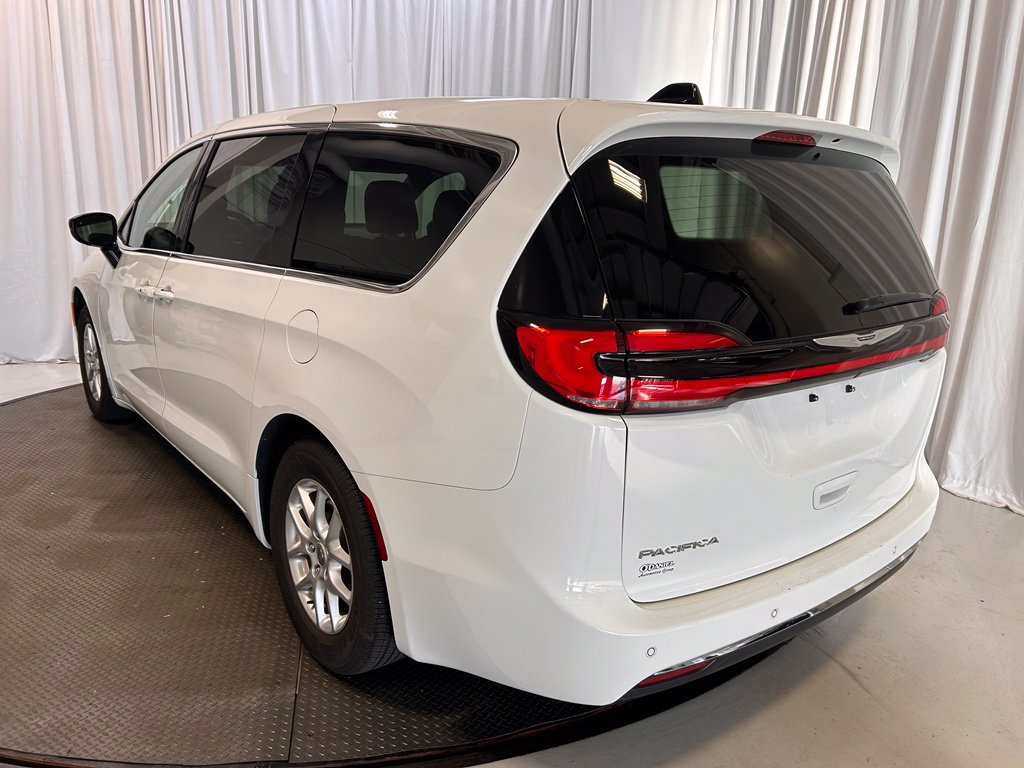 Used 2025 Chrysler Pacifica Select FWD image 3