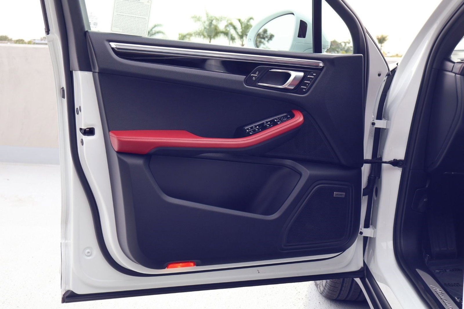 Certified 2025 Porsche Macan image 13