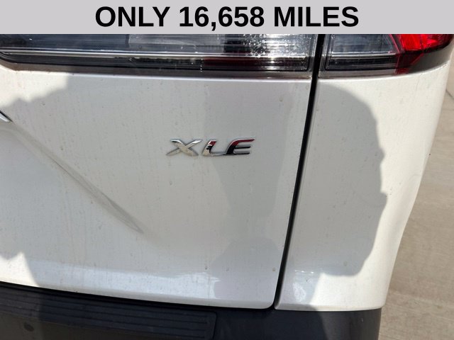 Used 2023 Toyota Corolla Cross XLE w/ Convenience Package FWD image 4