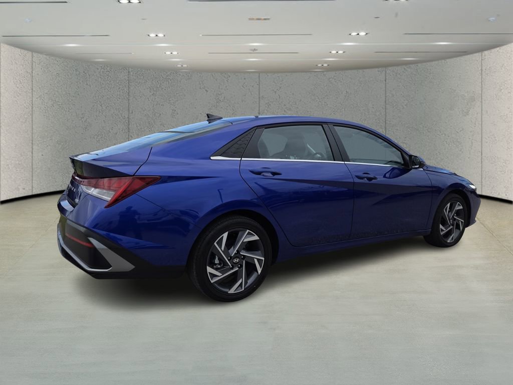 Used 2025 Hyundai Elantra Limited image 3