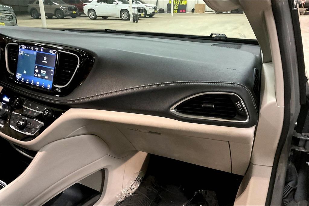 Used 2023 Chrysler Pacifica Limited image 15