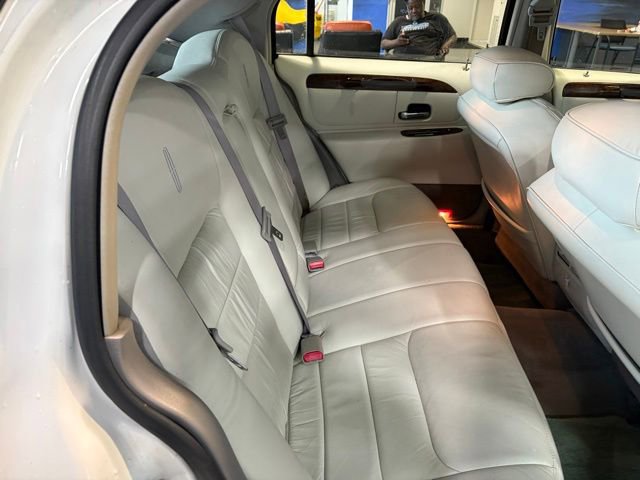 Used 2000 Lincoln Town Car Executive RWD image 27