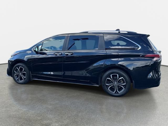 Used 2025 Toyota Sienna Platinum AWD/4WD image 3