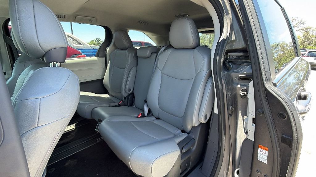 Used 2024 Toyota Sienna XLE FWD image 13