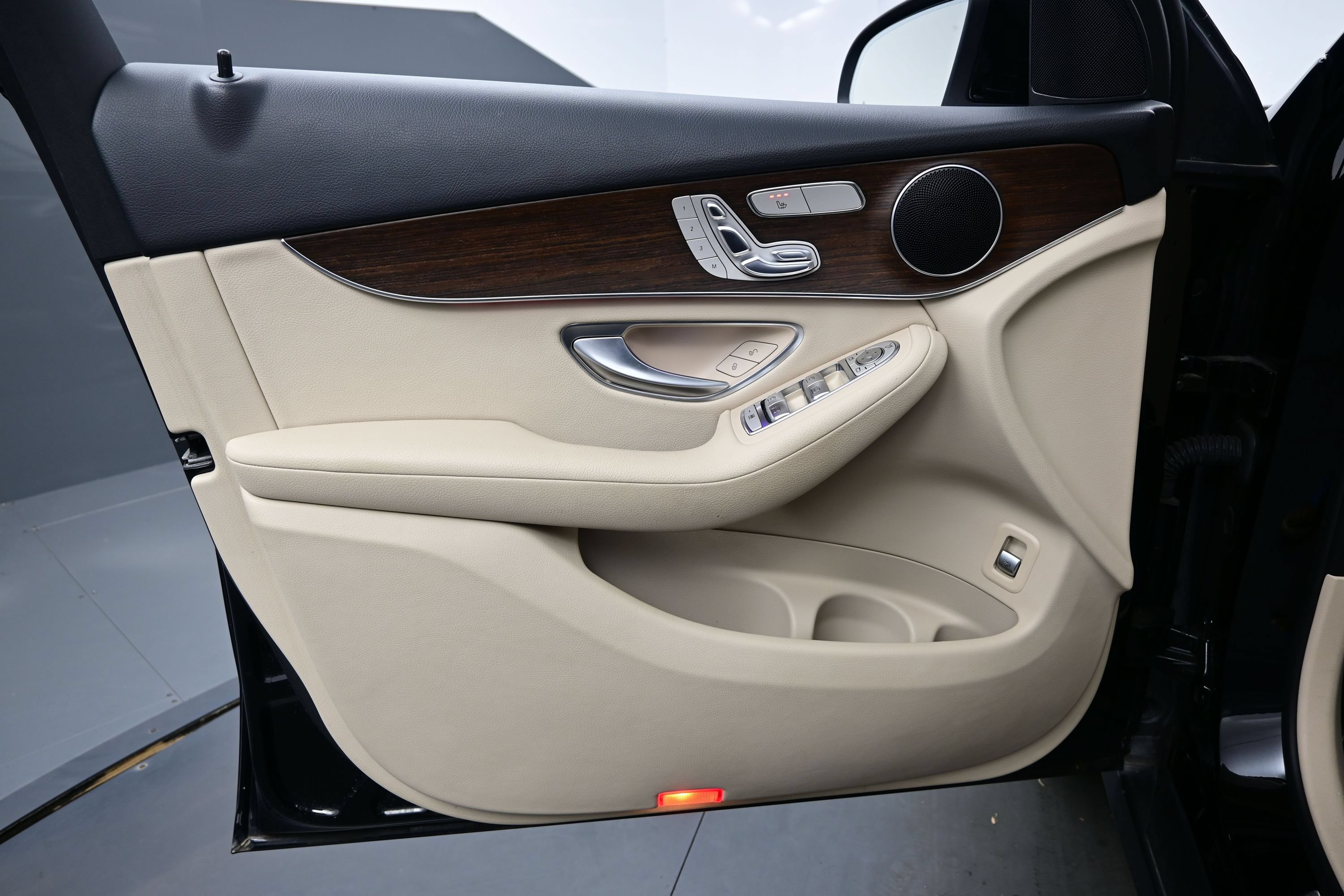 Used 2022 Mercedes-Benz GLC 300 4MATIC image 9