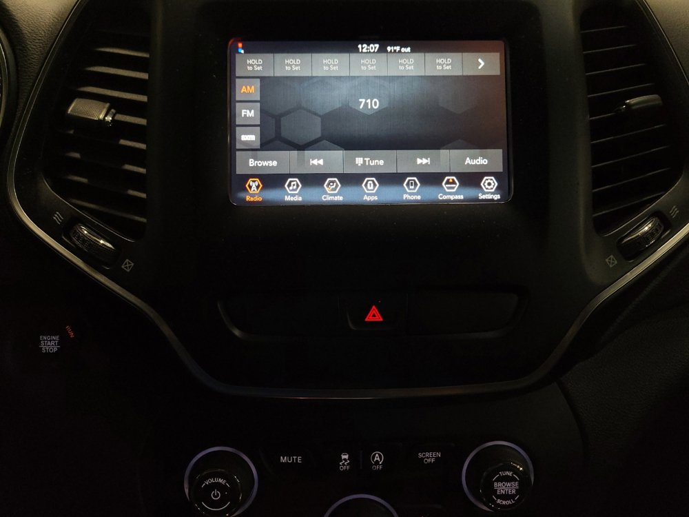 Used 2019 Jeep Cherokee Latitude Plus AWD/4WD image 25