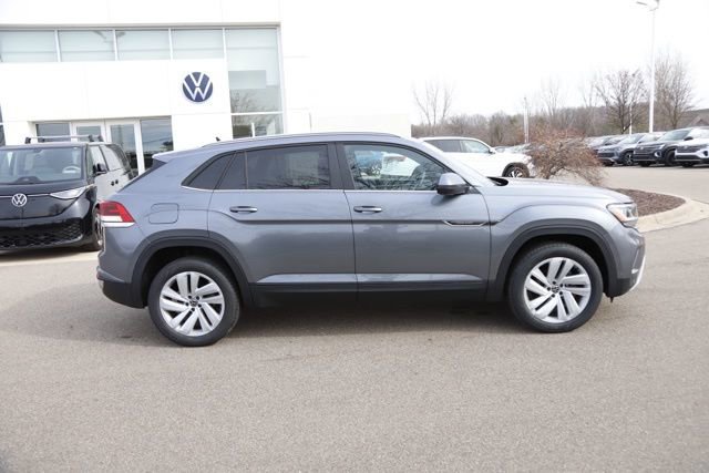 Used 2022 Volkswagen Atlas Cross Sport SE image 2