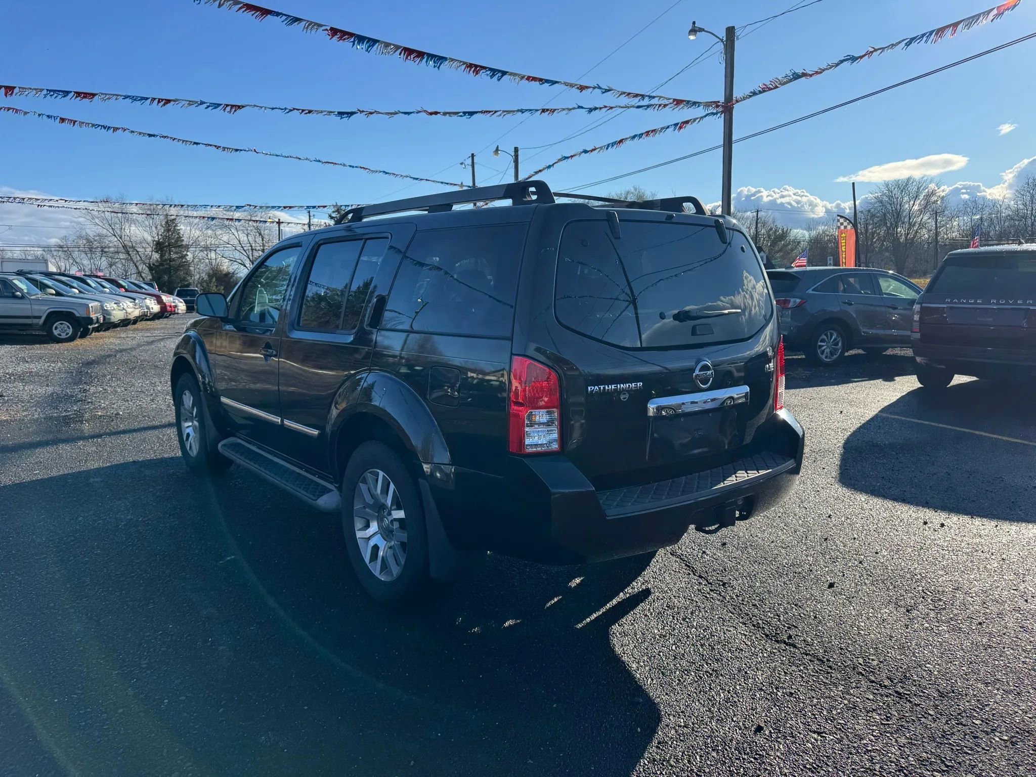 Used 2011 Nissan Pathfinder LE w/ Navigation Pkg image 4