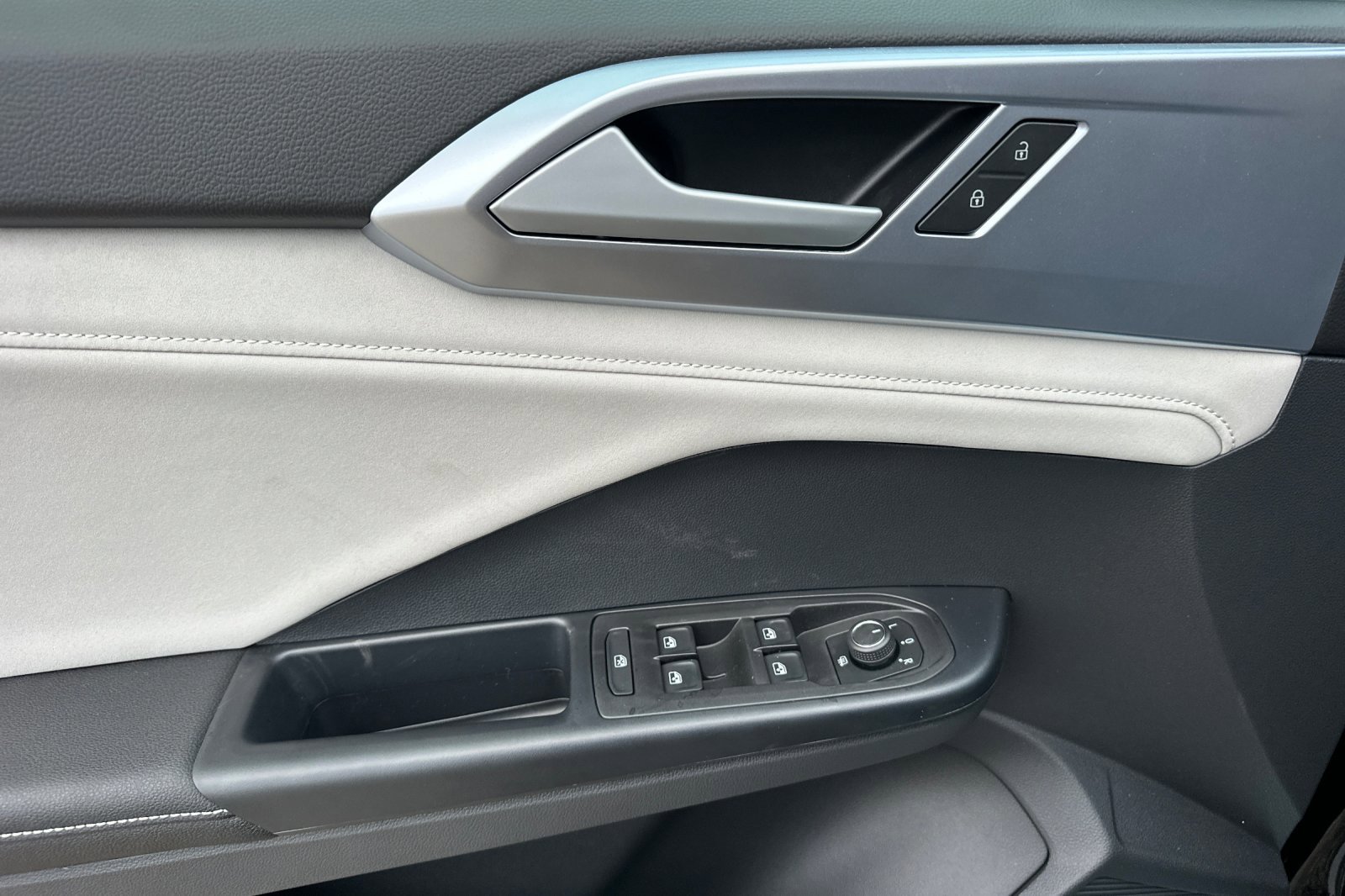 New 2026 Volkswagen Taos SE image 11