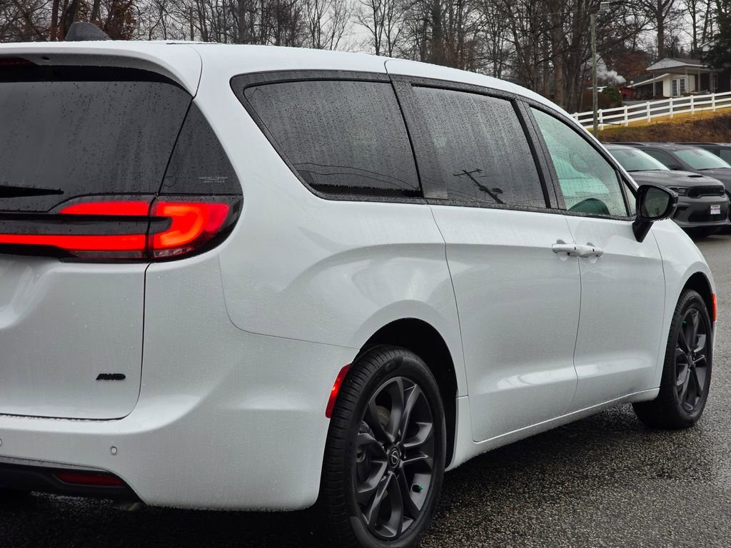 New 2026 Chrysler Pacifica Select image 40