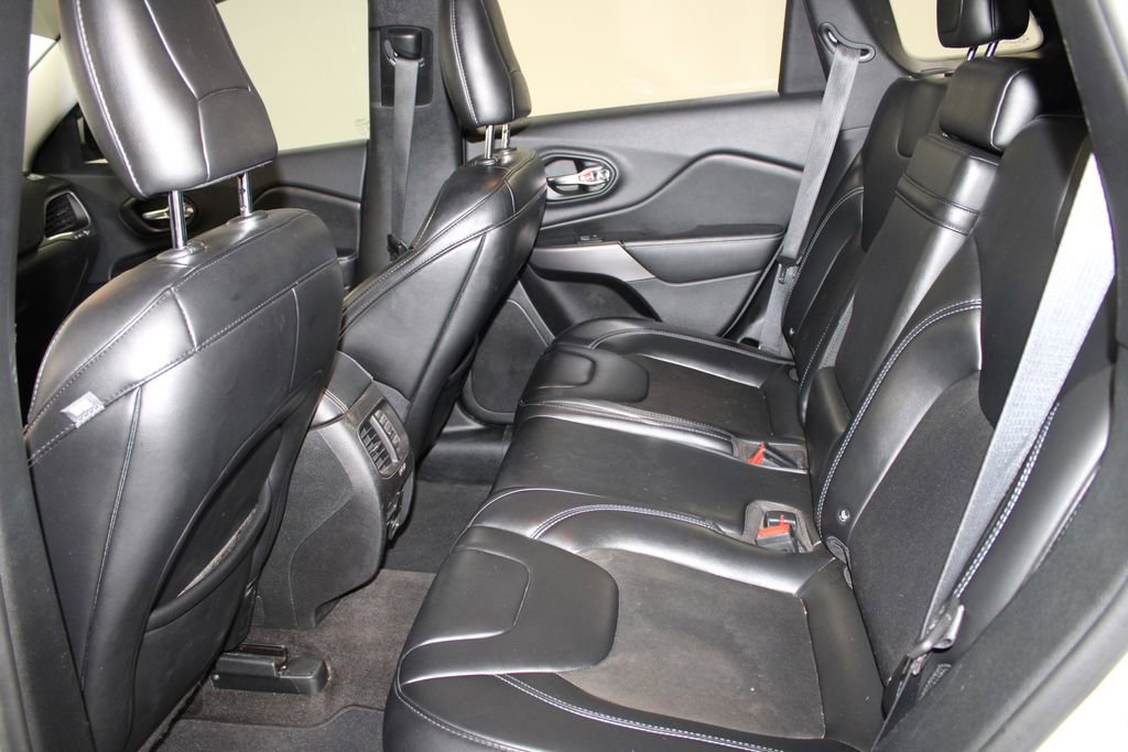 Used 2019 Jeep Cherokee Latitude Plus w/ Comfort/Convenience Group image 18