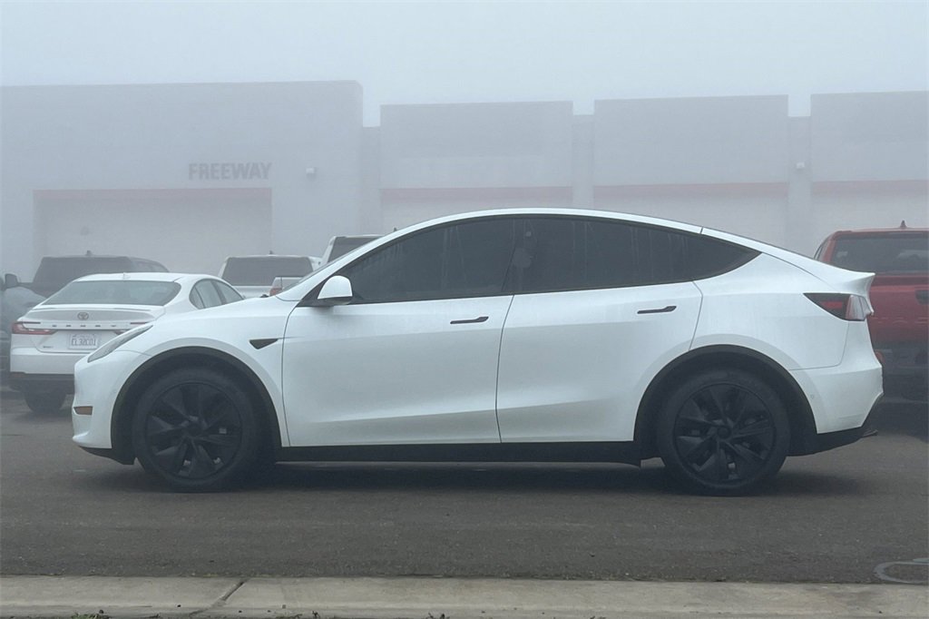 Used 2022 Tesla Model Y Long Range image 9