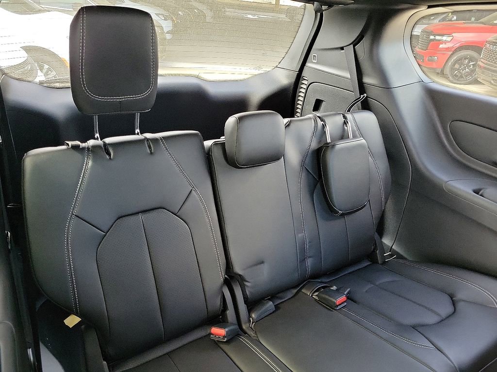 New 2025 Chrysler Voyager LX image 10