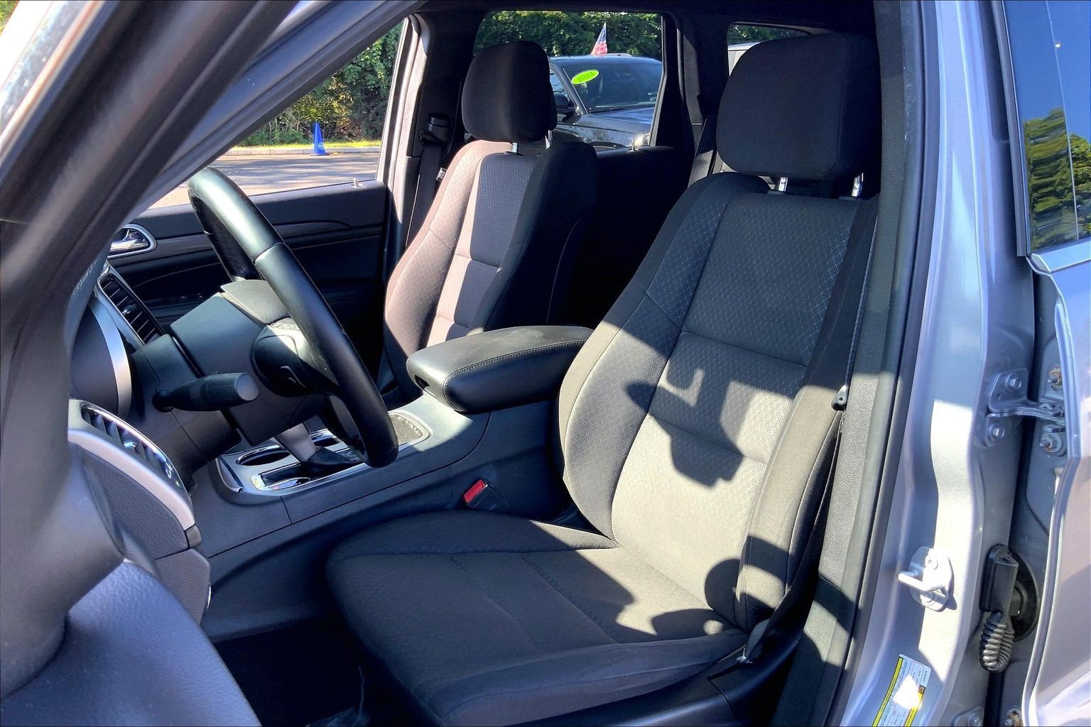 Used 2020 Jeep Grand Cherokee Laredo AWD/4WD image 8