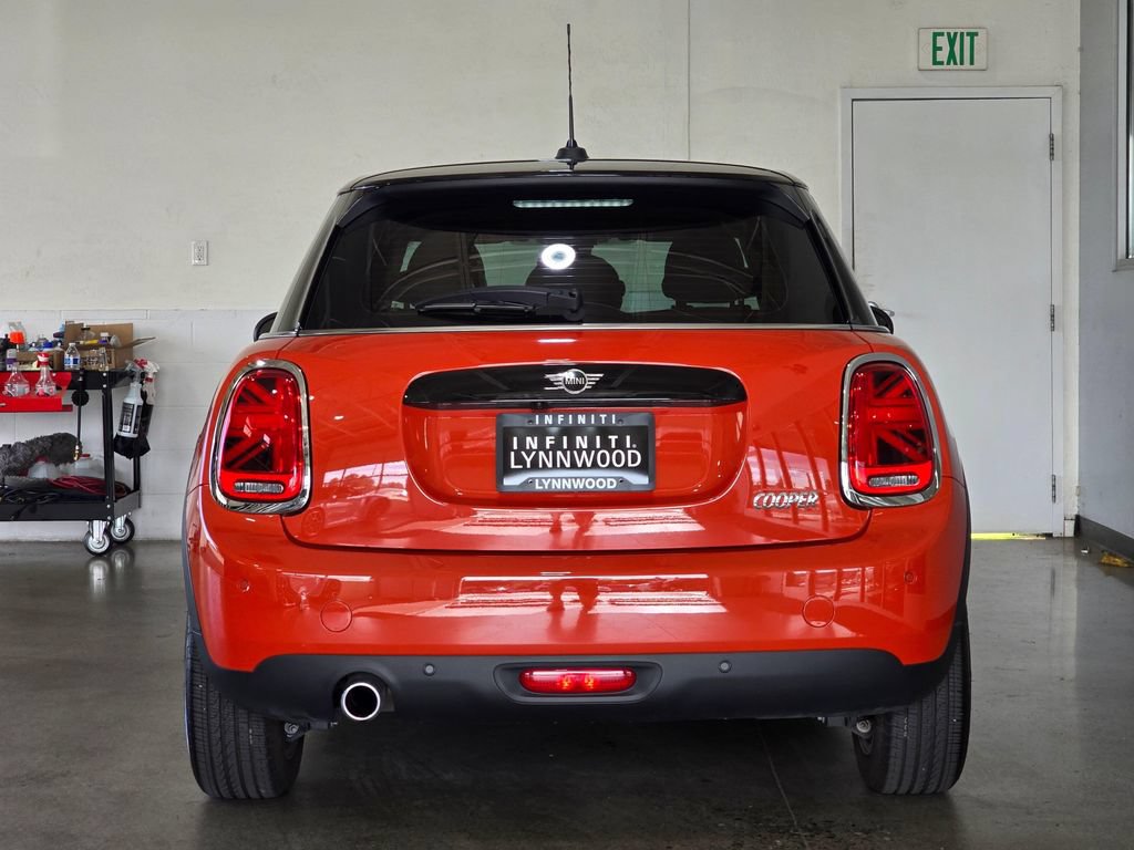Used 2021 MINI Cooper 4-Door Hardtop w/ Storage Package FWD image 5