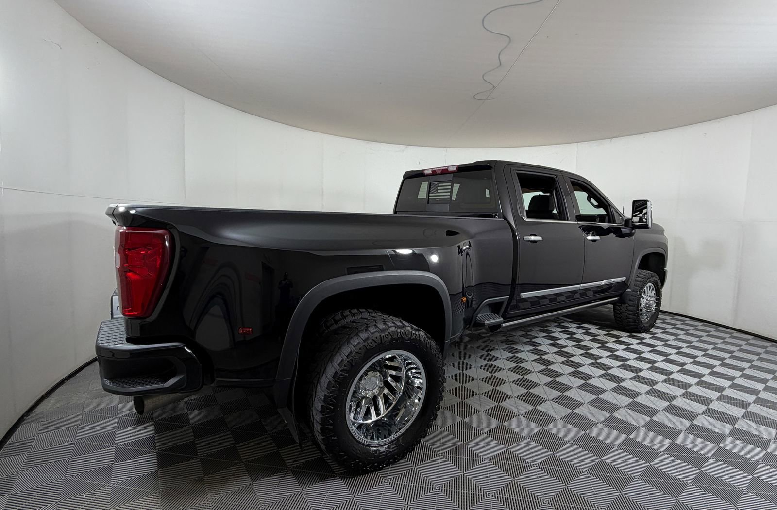Used 2024 Chevrolet Silverado 3500 High Country w/ Technology Package AWD/4WD image 4