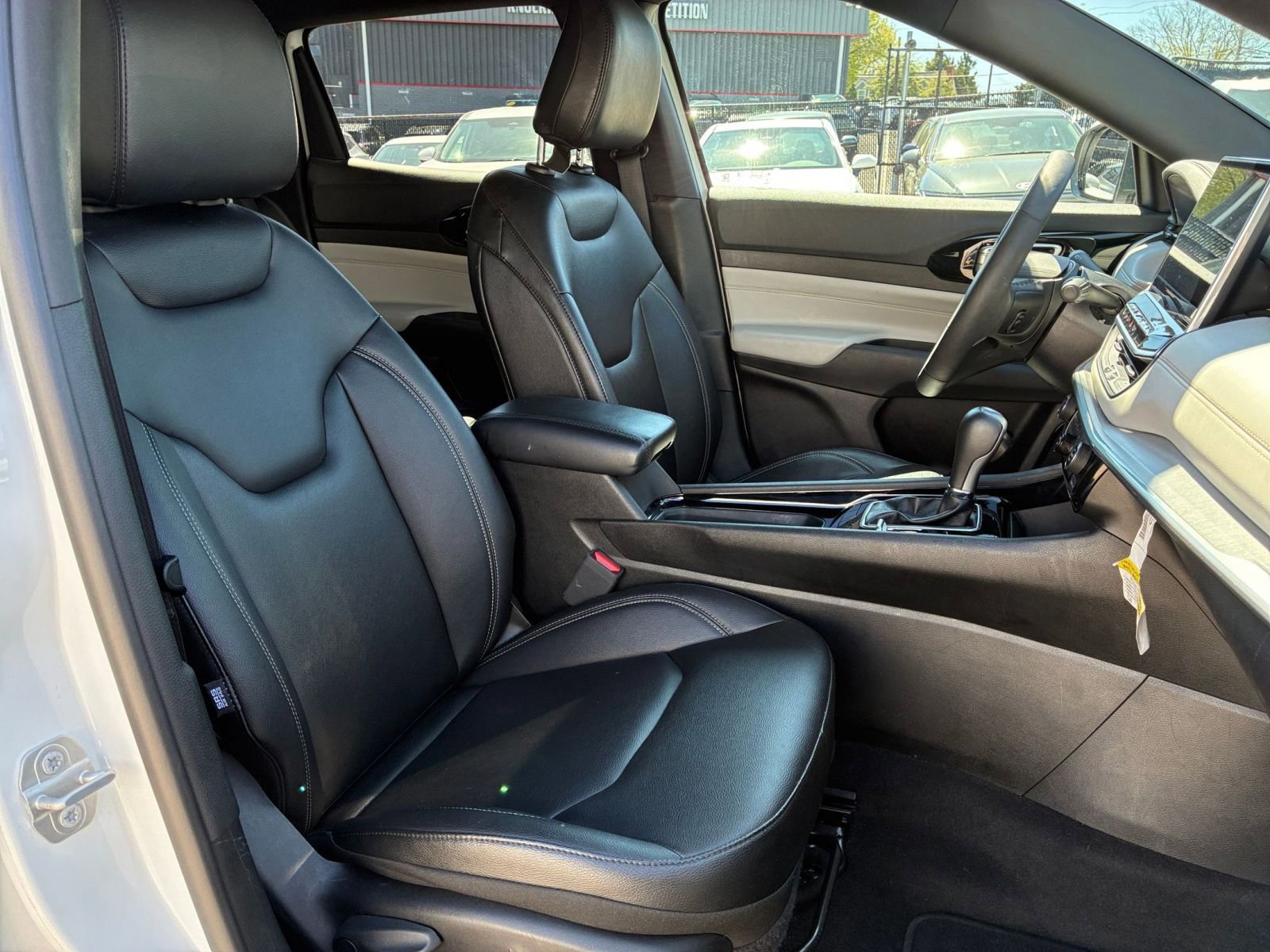 Used 2025 Jeep Compass Limited image 37