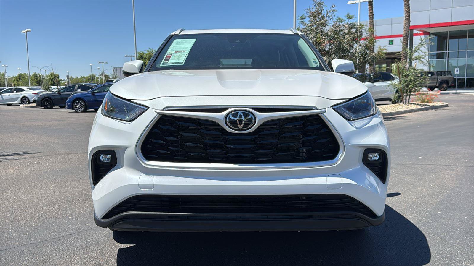 Used 2024 Toyota Highlander XLE AWD/4WD image 2