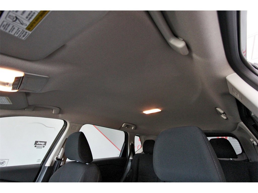 Used 2025 Nissan Rogue S image 28