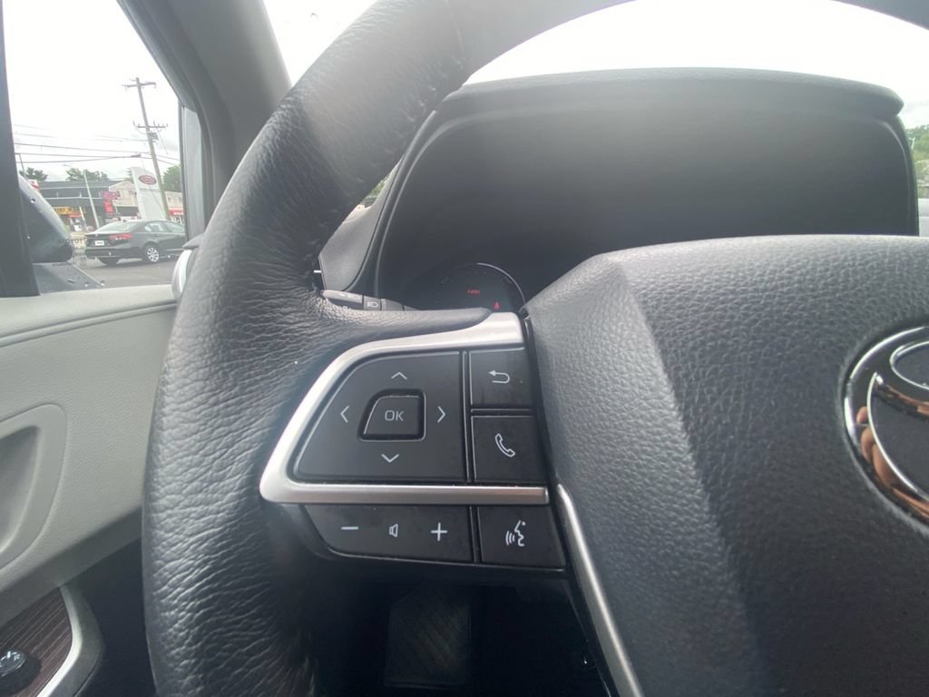 Used 2023 Toyota Sienna XLE AWD/4WD image 18