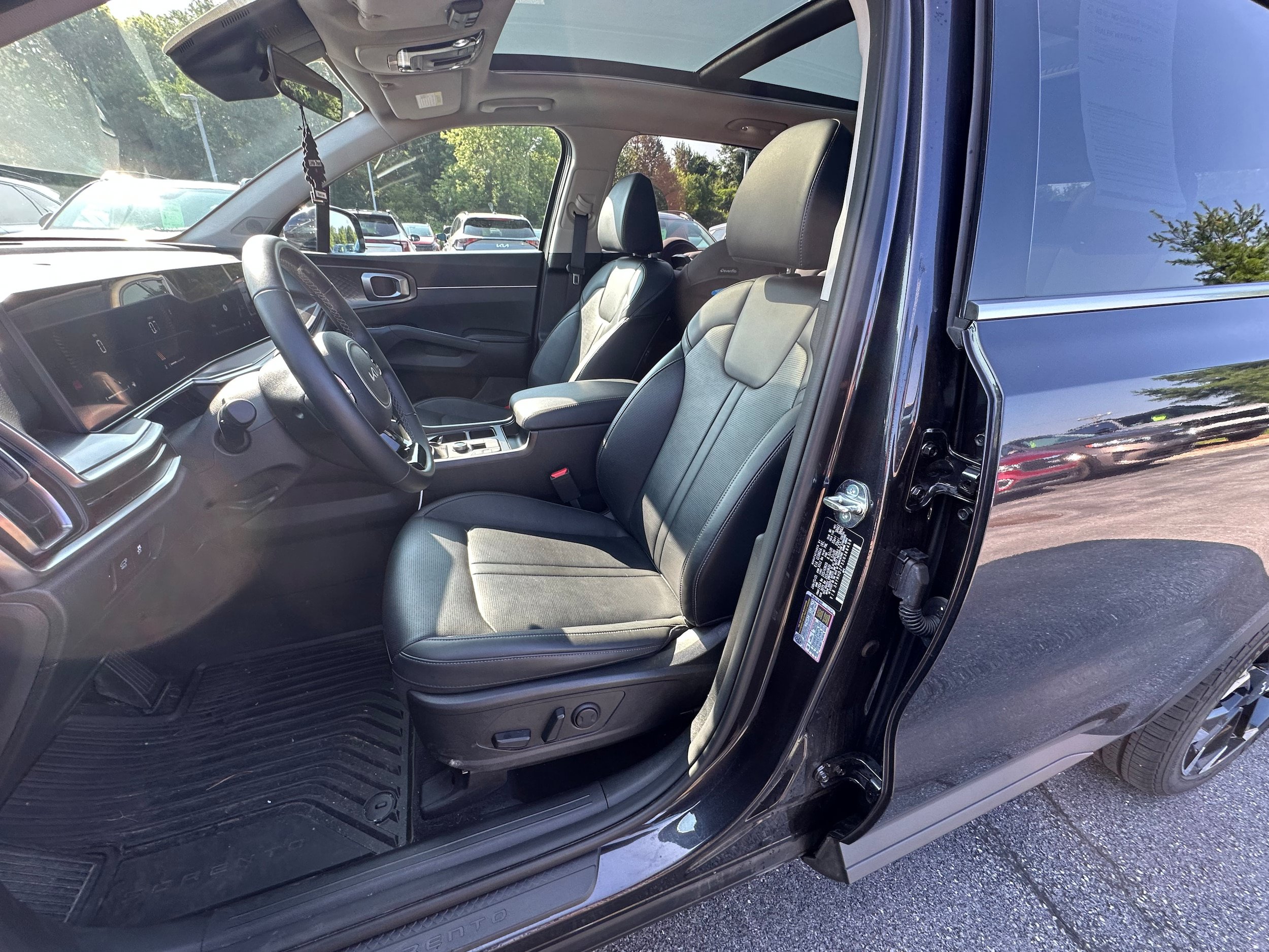 Used 2025 Kia Sorento EX w/ Panoramic Sunroof Package AWD/4WD image 16