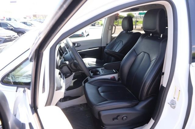 Used 2023 Chrysler Pacifica Touring-L w/ Uconnect Theater Family Group AWD/4WD image 9
