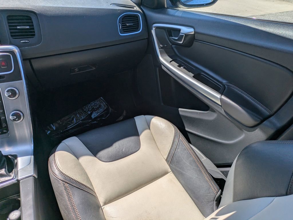 Used 2018 Volvo V60 T5 Cross Country image 17