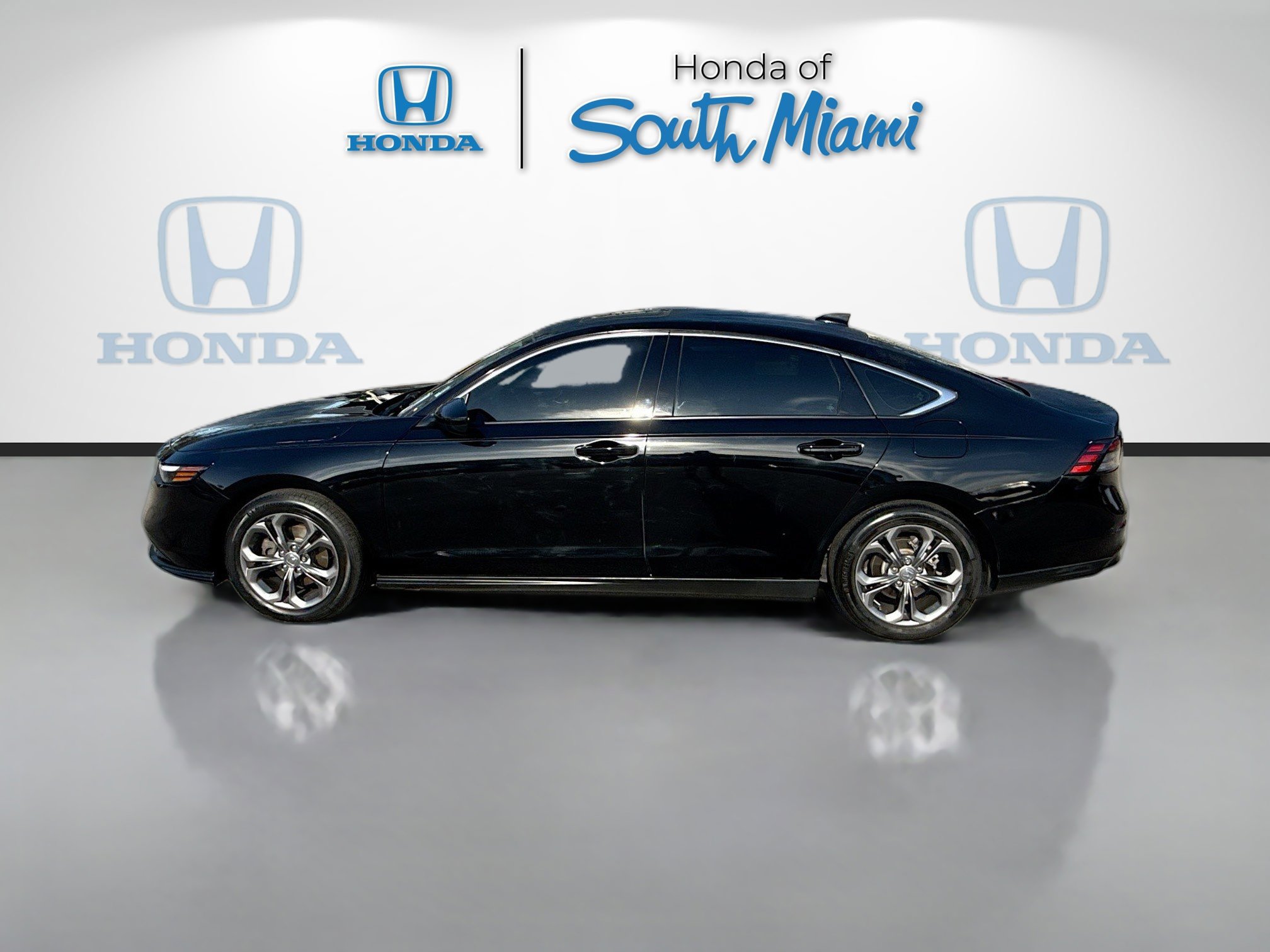 Used 2023 Honda Accord EX image 4