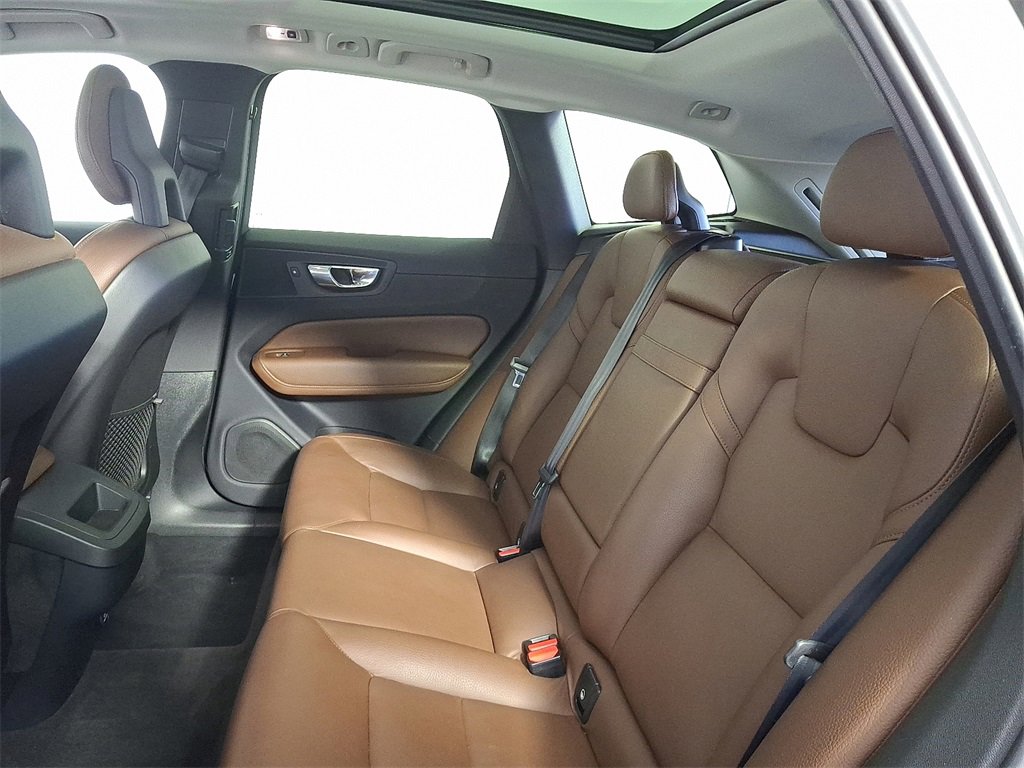 Used 2018 Volvo XC60 T5 Momentum w/ Vision Package image 13