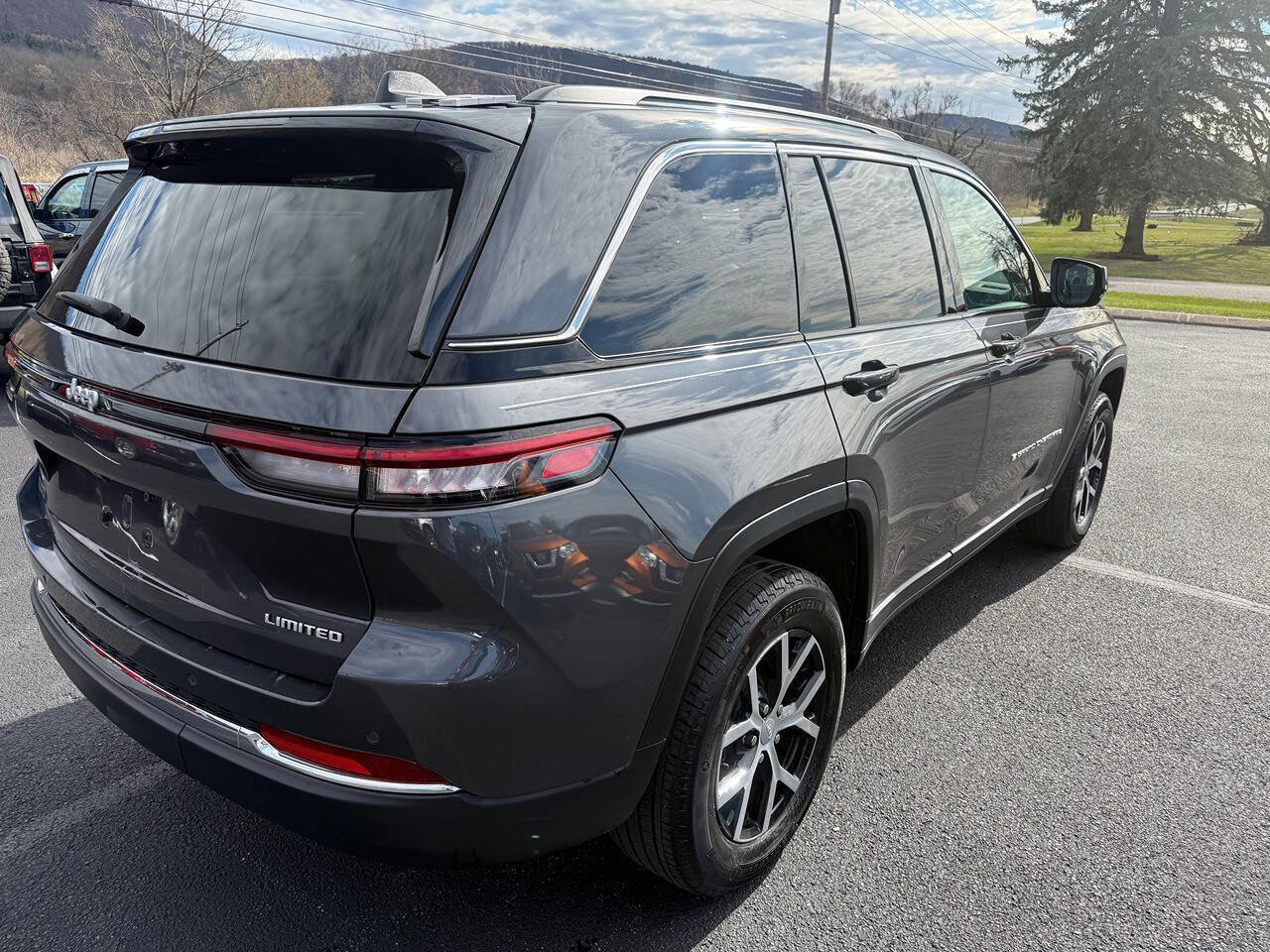 Used 2025 Jeep Grand Cherokee Limited w/ Trailer Tow Package image 4