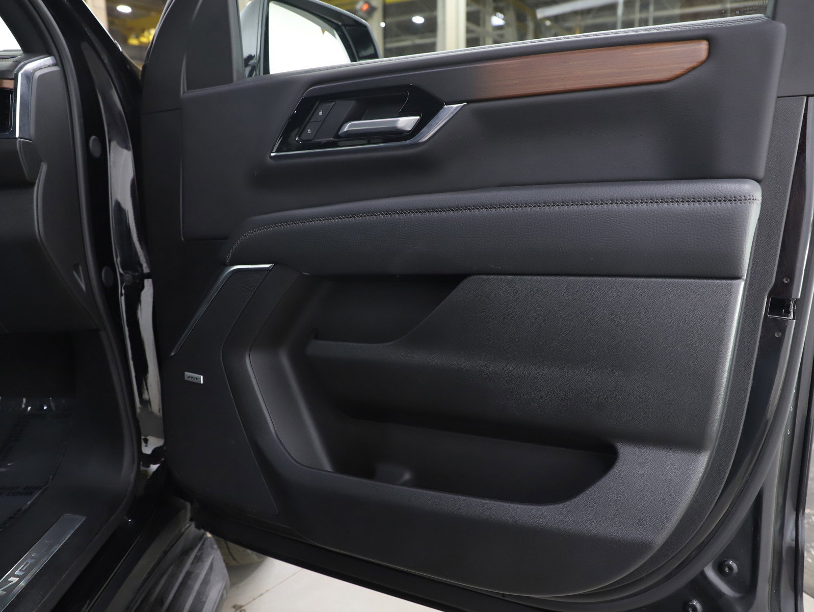 Used 2025 GMC Yukon Denali image 9